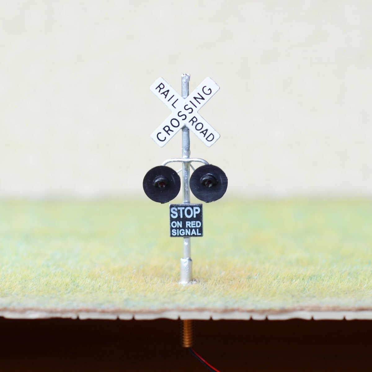 2 x HO scale railroad grade crossing signals + 1 circuit board flasher #S2C